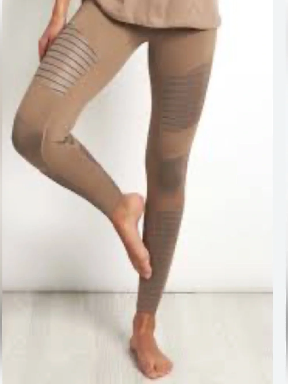 ALO Yoga Moto Gravel Glossy High-Waist Leggings - Taupe